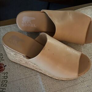Sorel Women's size 8 Beige Wedge Slides